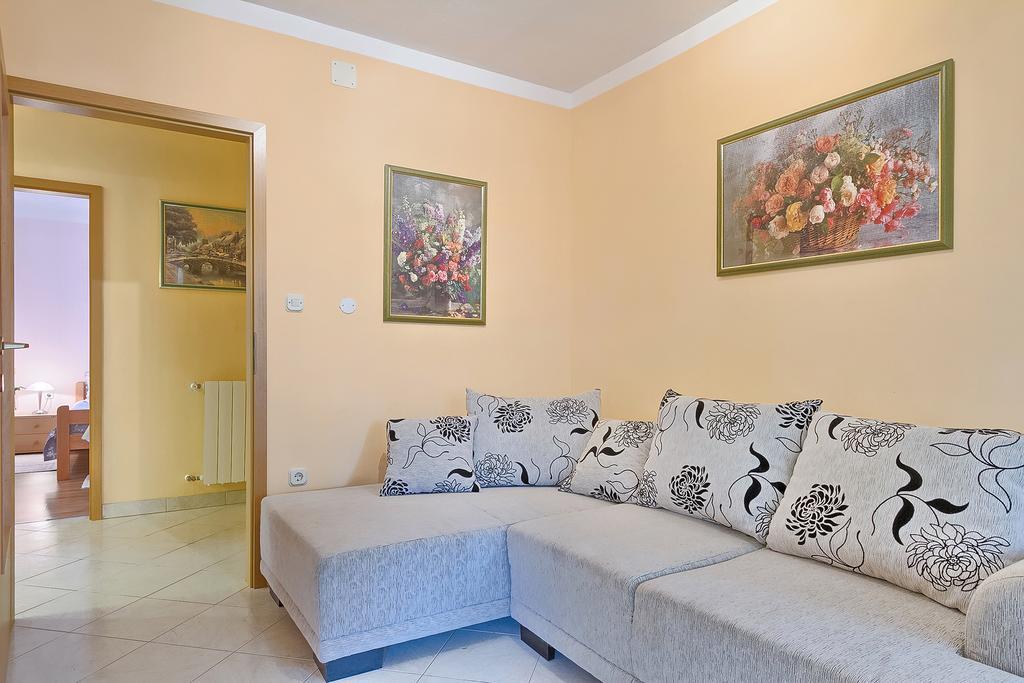 Apartments Valoda Nedescina Exterior photo